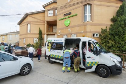 Traslado de usuarios tras el incendio en la residencia de Celada del Camino. SANTI OTERO