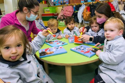Un grupo de niños realiza manualidades con sus profesoras en el colegio Jesús María. TOMÁS ALONSO