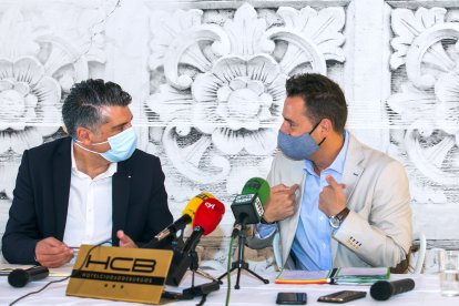 El vicealcalde, Vicente Marañón, y el alcalde, Daniel de la Rosa. TOMÁS ALONSO