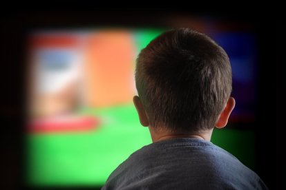 Un niño mira la televisión.-123RF