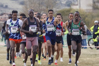 Rodrigue Kwizera (1º derecha) correrá el Cross de Atapuerca este domingo