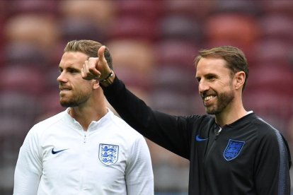 Henderson y Southgate, en el estadio Luzhniki de Moscú.-/ EFE / FACUNDO ARRIZABALAGA