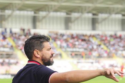 Fernando Estévez da instrucciones a sus jugadores.-ISRAEL L. MURILLO