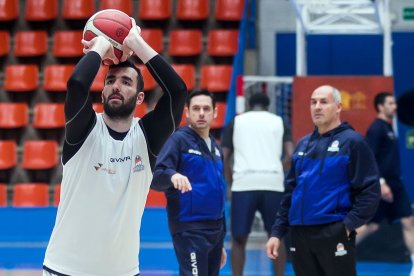 El ala-pívot realizó su primera sesión de entrenamiento en Burgos a las órdenes del técnico granadino. TOMÁS ALONSO