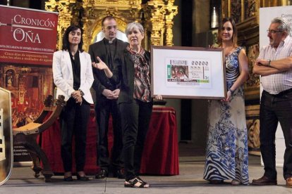 Emilia Morales, Cecilio Haro, Berta Tricio, Arancha Casado y Arturo Pérez durante la presentación del cupón.-G.G.