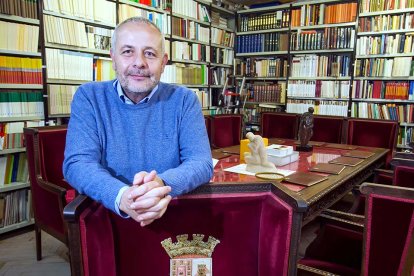 René Jesús Payo, en la sede de la Real Academia Burgense en el edificio del Consulado del Mar. TOMÁS ALONSO