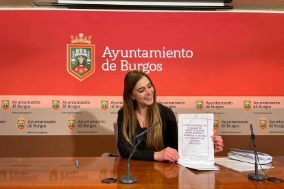 La concejala Carolina Álvarez (PP) con el plan de Igualdad y Violencia de Género del Ayuntamiento que no está actualizado. ECB