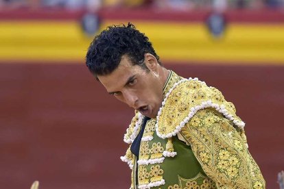 Morenito de Aranda frente al toro, esta pasada temporada.-ECB