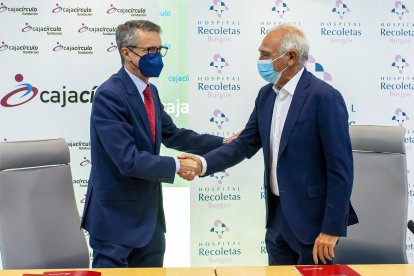 Emilio de Domingo y Amando Rodríguez Gutiérrez sellan el acuerdo. SANTI OTERO