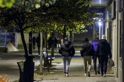 Varios jóvenes transitan por el parque Venerables, en la capital burgalesa. SANTI OTERO