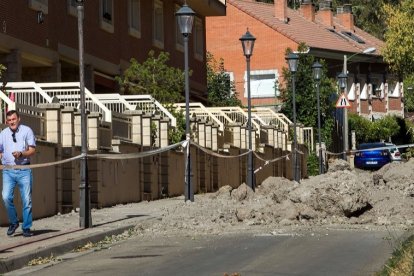 La calle Murallas de Burgos tuvo que cerrarse al tráfico debido al desprendimiento de tierra en la ladera. TOMÁS ALONSO