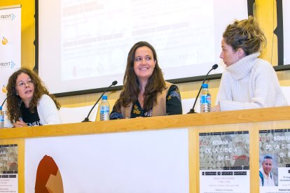 Chitina Moreno, María Martinón y Marina Martínez Pinillos en la presentación de las actividades del Cenieh en la Semana de la Ciencia. TOMÁS ALONSO