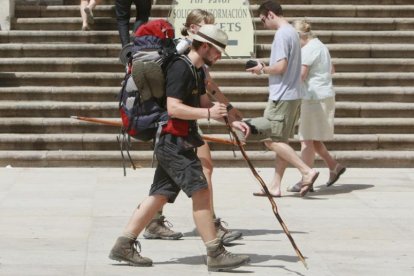 Peregrinos realizan el Camino de Santiago a su paso por la capital burgalesa.