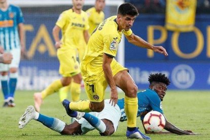 Gerard Moreno se lleva el balón ante el rojiblanco Thomas Partey.-EFE / MIGUEL ÁNGEL POLO