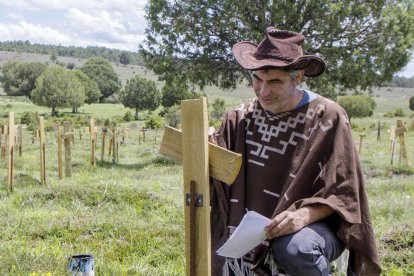 Sergio García, con su poncho-homenaje al personaje del Rubio, pinta una tumba en Sad Hill. SARA JANINI