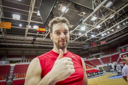 Pau Gasol hace el signo de la victoria tras finalizar el entrenamiento de ayer por la mañana en el Príncipe Felipe-CHUS MARCHADOR