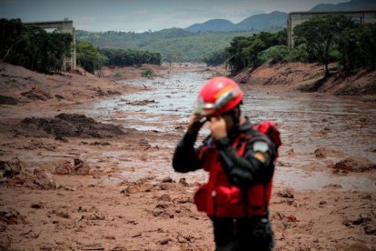 Bomberos en labores de busqueda y rescate por la rotura de represa en Brumadinho, Minas Gerais  Brasil.-EFE