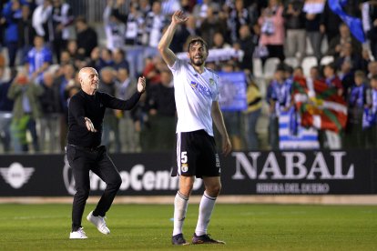 Julián Calero celebra junto a Atienza la victoria ante el Alavés. TOMÁS ALONSO