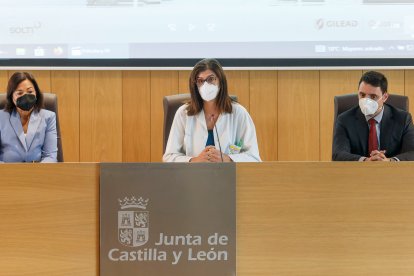 De izquierda a derecha: Asociación de Cáncer de Mama Mestastásico, Pilar Fernández, la oncóloga del HUBU, Blanca Hernando, y el senior BUD Oncología en Gilead,  David Marín. SANTI OTERO