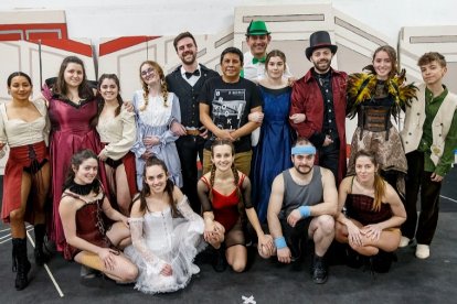 El equipo de la Asociación de Teatro Musical de Burgos (Atemub) antes de uno de de los últimos ensayos de 'Barnum'. SANTI OTERO