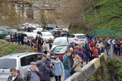 La carretera de acceso ha estado completamente colapsada durante la pasada Semana Santa.-ECB