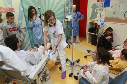 Poder ver una película mientras están ingresados permitirá que los niños se olviden por un rato de que están en un centro sanitario.-RAÚL G. OCHOA