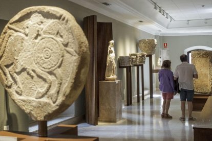 Las estelas funerarias, frisos y capiteles proceden de los lugares públicos como el foro o el teatro.-Santi Otero