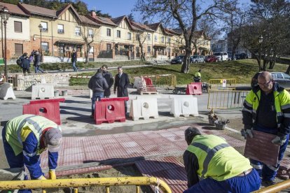 Operarios de la Brigada de Obras trabajando en un rebaje de bordillos.