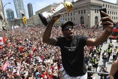 Kawhi Leonard se hace un selfie con el trofeo de campeón de la NBA.-EL PERIÓDICO