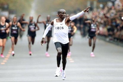 Kipchoge, tras lograr su récord no homologado en Viena.-