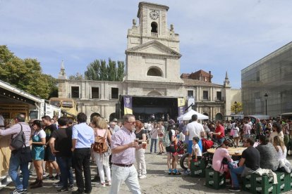 Varias personas disfrutan de gastronetas y música en directo en una de las ediciones de Festival Tribu.-ISRAEL L. MURILLO