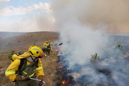 Efectivos de la Brigada de Refuerzo contra Incendios Forestales del Minsiterio de Transción Ecológica luchan contra el incendio de Masa. @briflubia