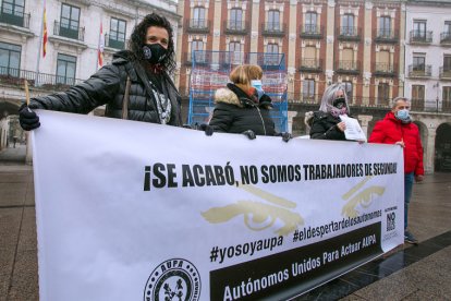 Concentración de autónomos convocada por AUPA en la Plaza Mayor de Burgos. TOMÁS ALONSO