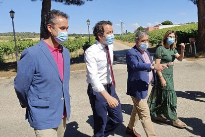 Teodoro García Egea a su llegada al curso de Prensa y Poder acompañado de la alcaldesa, Raquel Hernández, y los organizadores del curso. L. V.