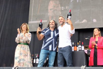 La alcaldesa de Aranda con el Embajador de la DO Ribera del Duero y el Ribereño del Año. L: V.