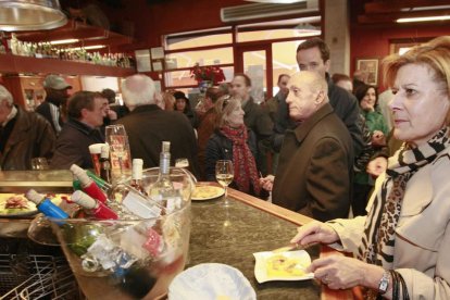 Varios clientes en la barra de un bar.-RAÚL G. OCHOA