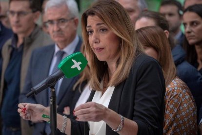 La presidenta andaluza, Susana Díaz, en rueda de prensa en la sede del partido en Sevilla.-EFE