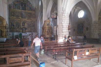 Vecinos trabajando en la iglesia de Mazuela. ECB