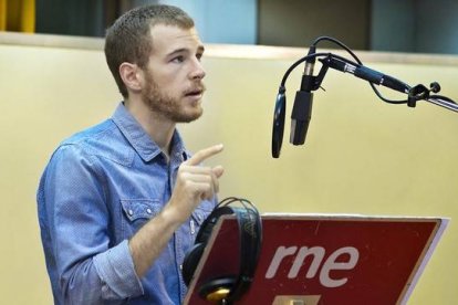 El actor Álvaro Cervantes, durante la grabación de la ficción sonora 'Carlos de Gante'.-Foto: RTVE