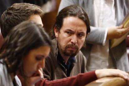 Pablo Iglesias mira con reproche a Íñigo Errejón en el Congreso.-AGUSTIN CATALAN