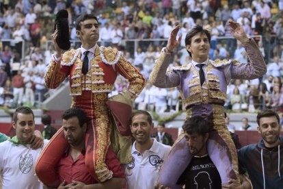 Miguel Ángel Perera y Roca Rey salen a hombros tras un festejo en Burgos. SANTI OTERO