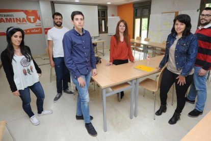 Susana Corral, en el centro, con varios de los participantes de la lanzadera universitaria.-ISRAEL L. MURILLO