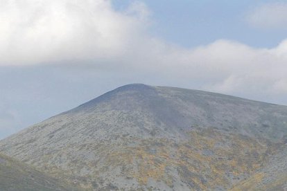 Un hito. El ‘aislamiento’ del Moncayo convierte su cumbre en un mirador espectacular desde el que ver en días despejados los Pirineos o Urbión con claridad.-VALENTÍN GUISANDE