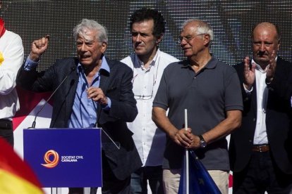 El premio Nobel Mario Vargas Llosa interviene al final de la manifestación.-EFE