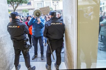 Dos policías a la puerta de un comercio.-ISRAEL L. MURILLO