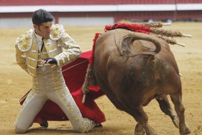 Con esta arrucina por la espalda inició Talavante su faena al tercer toro de Bañuelos al que cortó las 2 orejas.-SANTI OTERO