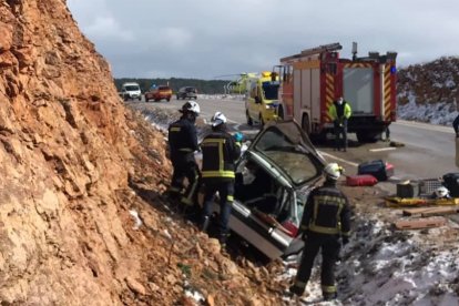 Los ocupantes permanecieron en el coche tras el accidente, temiendo que al salir pudiera volcar en el arcén. JCYL