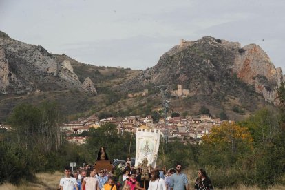 Los romeros cumplieron ayer con esta popular tradición.-G. G.