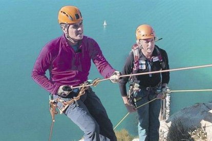 El líder del PSOE, Pedro Sánchez, en plena escalada junto a Jesús Calleja, en el programa 'Planeta Calleja' (Cuatro).-Foto: MEDIASET