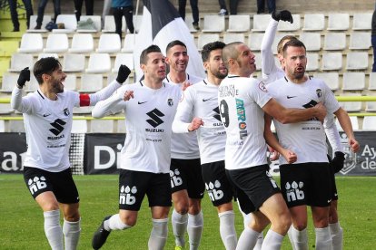 Los jugadores blanquinegros festajan la consecución del tanto de Goti que les dio la victoria-Israel L. Murillo